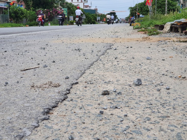 Xe tải "cày nát" đường dân sinh, gây bụi mù mịt - Ảnh 6.