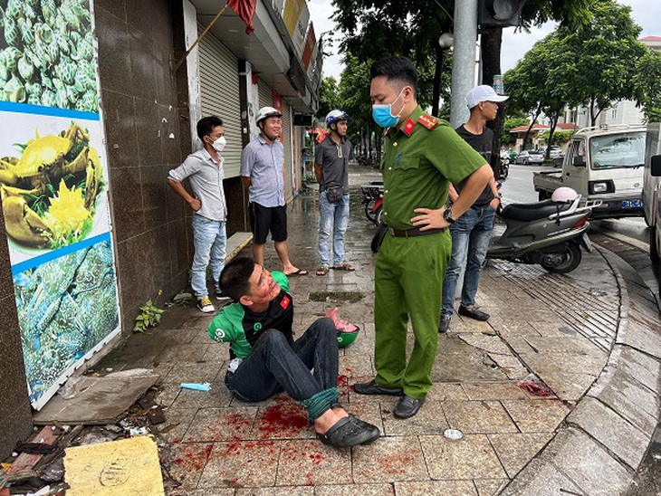 Bắt nóng tên trộm trong người có 2 dao găm và nhiều đồ nghề, vam phá khóa - Ảnh 2.