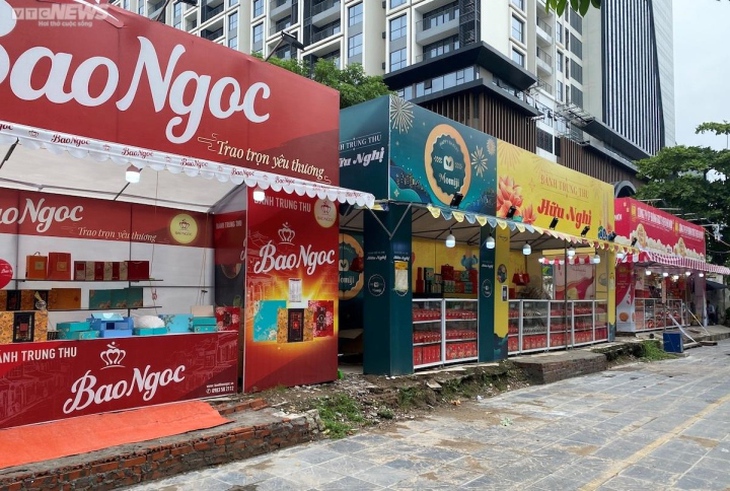 Dân thắt chặt chi tiêu, bánh trung thu vào mùa sớm vẫn ế ẩm - Ảnh 1.