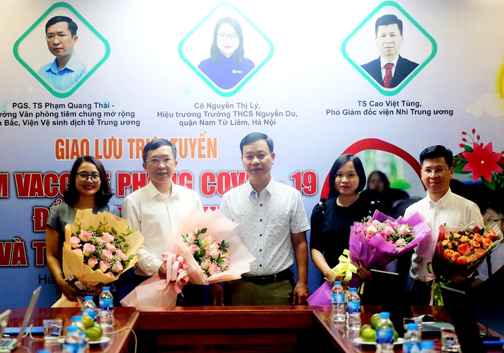 Ông Nguyễn Ngọc Đức - Phó Tổng Biên tập Báo Sức khỏe & Đời sống tặng hoa các khách mời tham gia chương trình giao lưu trực tuyến "Tiêm vaccine phòng COVID-19 để vui Trung thu và tựu trường an toàn". Ảnh: Lê Bảo.