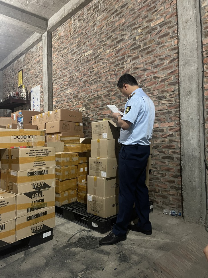 Đột kích kho hàng chứa 41.500 sản phẩm mỹ phẩm Hàn Quốc trị giá hàng tỉ đồng có dấu hiệu nhập lậu - Ảnh 3. Đột kích kho hàng chứa 41.500 sản phẩm mỹ phẩm Hàn Quốc trị giá hàng tỉ đồng có dấu hiệu nhập lậu - Ảnh 3.