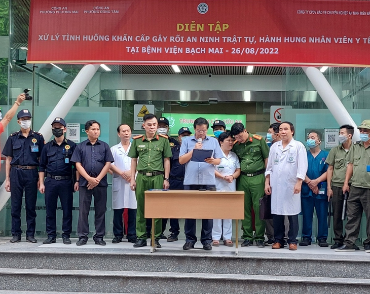 Bệnh viện Bạch Mai diễn tập xử lý tình huống an ninh trong bệnh viện - Ảnh 1. Bệnh viện Bạch Mai diễn tập xử lý tình huống an ninh trong bệnh viện - Ảnh 1.