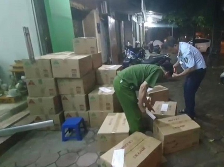 Liên tiếp phát hiện 2 vụ kinh doanh, vận chuyển thực phẩm không rõ nguồn gốc - Ảnh 3. Liên tiếp phát hiện 2 vụ kinh doanh, vận chuyển thực phẩm không rõ nguồn gốc - Ảnh 3.