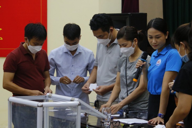 Hà Nội: Hàng trăm phụ huynh phải bốc thăm để giành suất học mầm non cho con - Ảnh 4.