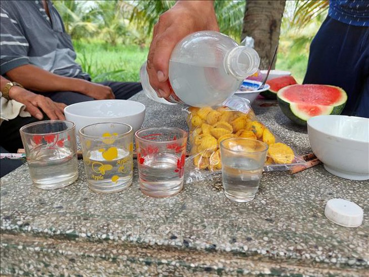 Liên tiếp xảy ra các trường hợp ngộ độc rượu gây chết người tại Bến Tre - Ảnh 1. Liên tiếp xảy ra các trường hợp ngộ độc rượu gây chết người tại Bến Tre - Ảnh 1.