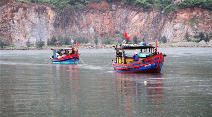 Cứu hộ thành công 9 ngư dân Hà Tĩnh gặp nạn trên biển - Ảnh 1.