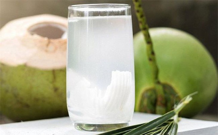 Rau ngổ pha với nước dừa có chữa được sỏi đường tiết niệu? - Ảnh 4.
