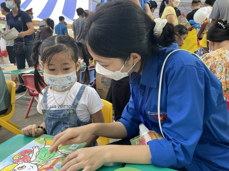 Chăm sóc tinh thần, mang quà đến tận giường xoa dịu nỗi đau bệnh tật của các bé dịp Tết Trung thu - Ảnh 1. Chăm sóc tinh thần, mang quà đến tận giường xoa dịu nỗi đau bệnh tật của các bé dịp Tết Trung thu - Ảnh 1.