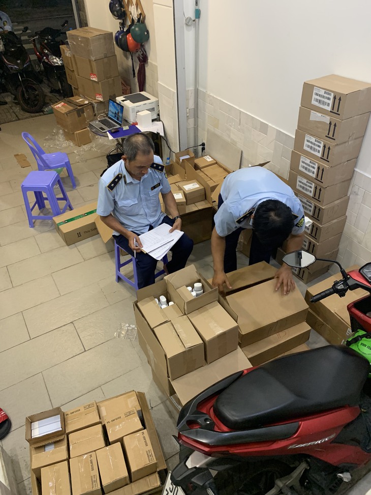 Đột kích ngôi nhà "cửa đóng then cài" chứa trên 13.000 mỹ phẩm cao cấp thu mua trôi nổi trên thị trường - Ảnh 1. Đột kích ngôi nhà "cửa đóng then cài" chứa trên 13.000 mỹ phẩm cao cấp thu mua trôi nổi trên thị trường - Ảnh 1.