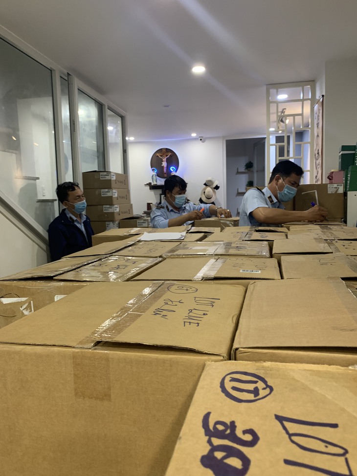 Đột kích ngôi nhà "cửa đóng then cài" chứa trên 13.000 mỹ phẩm cao cấp thu mua trôi nổi trên thị trường - Ảnh 2. Đột kích ngôi nhà "cửa đóng then cài" chứa trên 13.000 mỹ phẩm cao cấp thu mua trôi nổi trên thị trường - Ảnh 2.