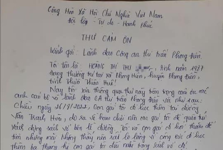 Người mẹ viết thư cảm ơn công an vì giúp tìm lại sách vở cho con gái; Thót tim cảnh bé trai điều khiển phà chở khách qua sông Đồng Nai - Ảnh 1.