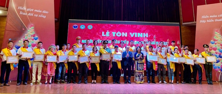 Lễ tôn vinh 100 người hiến máu tình nguyện tiêu biểu toàn quốc năm 2022 - Ảnh 1.