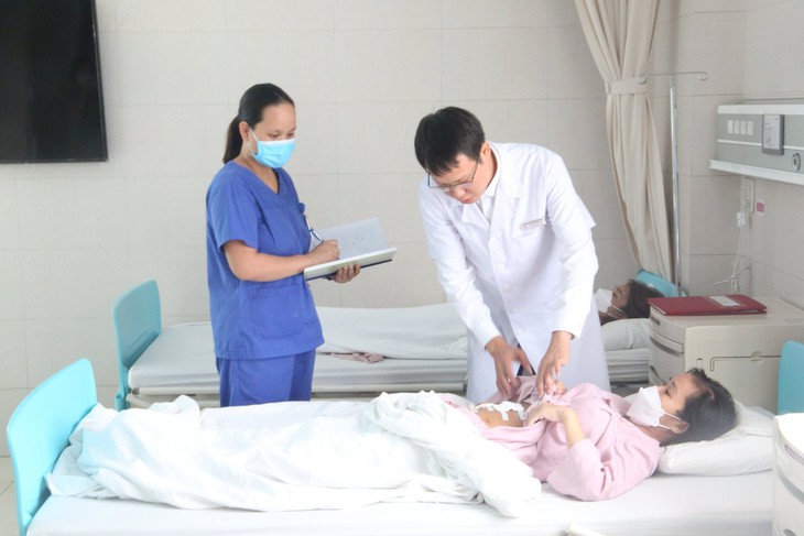 Cắt bỏ 2 khối u buồng trứng lớn khỏi mẹ bầu, thai nhi vẫn an toàn - Ảnh 2. Cắt bỏ 2 khối u buồng trứng lớn khỏi mẹ bầu, thai nhi vẫn an toàn - Ảnh 2.