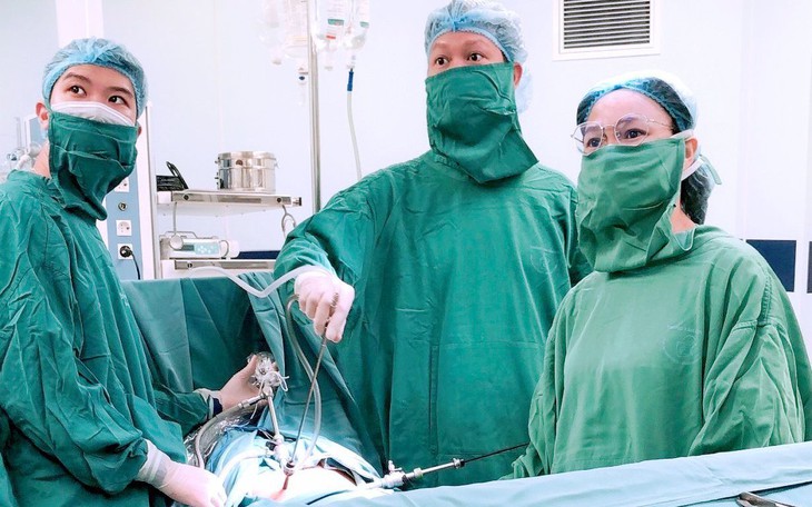 Cắt bỏ 2 khối u buồng trứng lớn khỏi mẹ bầu, thai nhi vẫn an toàn