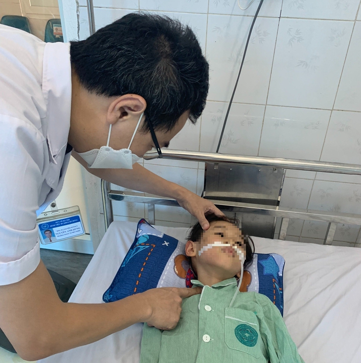 Tranh giành đồ chơi, bé gái 8 tuổi nuốt chửng pin cúc áo vào miệng - Ảnh 2.