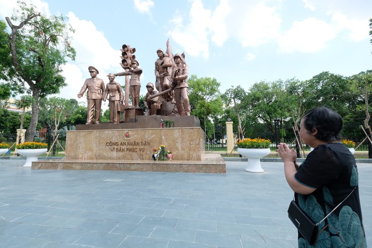 Người dân lặng lẽ đặt hoa tươi, tưởng nhớ 3 chiến sĩ Cảnh sát PCCC hy sinh dưới chân Tượng đài - Ảnh 5.