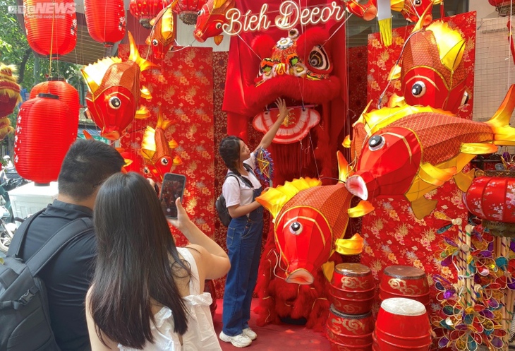 Đường phố Hà Nội rực rỡ sắc màu Trung thu, khách mạnh tay chi tiền ‘sống ảo’ - Ảnh 1. Đường phố Hà Nội rực rỡ sắc màu Trung thu, khách mạnh tay chi tiền ‘sống ảo’ - Ảnh 1.