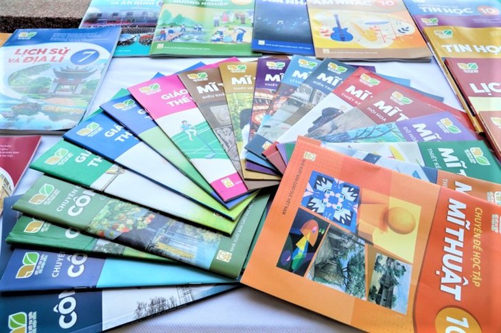 Năm học mới sắp bắt đầu, học sinh lớp 10 vẫn chưa đủ sách giáo khoa - Ảnh 2.