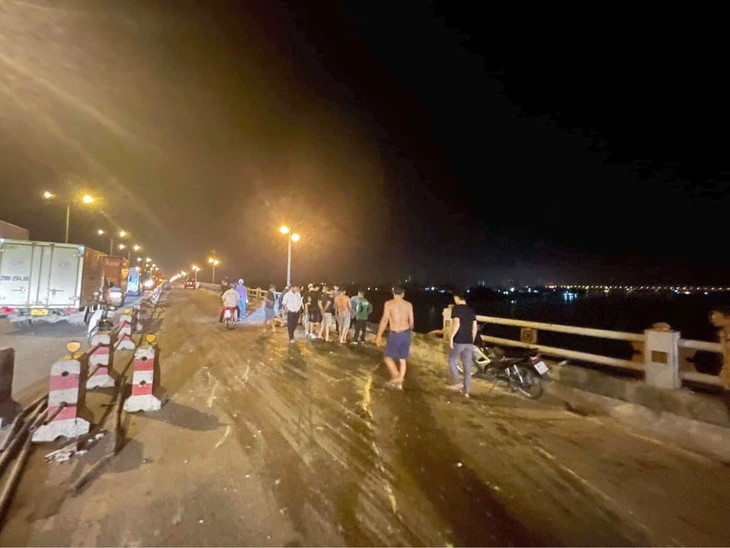 Xe tải húc bay lan can lao xuống sông Hồng, tài xế tự bơi vào bờ - Ảnh 1. Xe tải húc bay lan can lao xuống sông Hồng, tài xế tự bơi vào bờ - Ảnh 1.