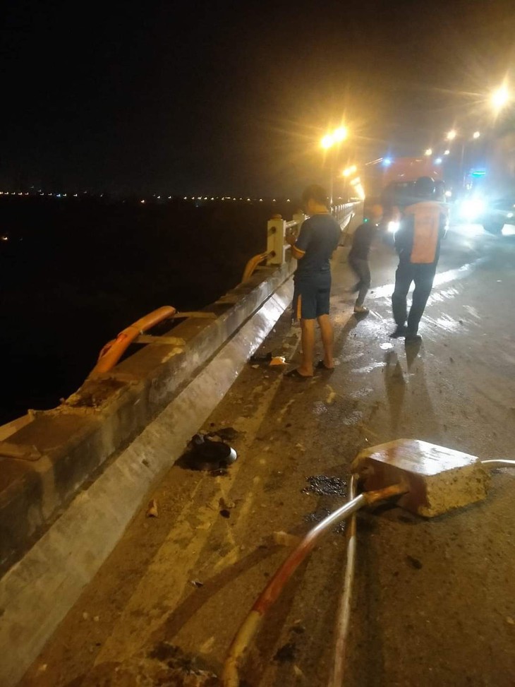 Xe tải húc bay lan can lao xuống sông Hồng, tài xế tự bơi vào bờ - Ảnh 2. Xe tải húc bay lan can lao xuống sông Hồng, tài xế tự bơi vào bờ - Ảnh 2.