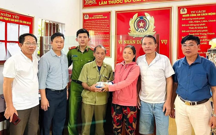 Vợ chồng nông dân nhặt được bọc tiền 200 triệu đồng trả lại người đánh rơi