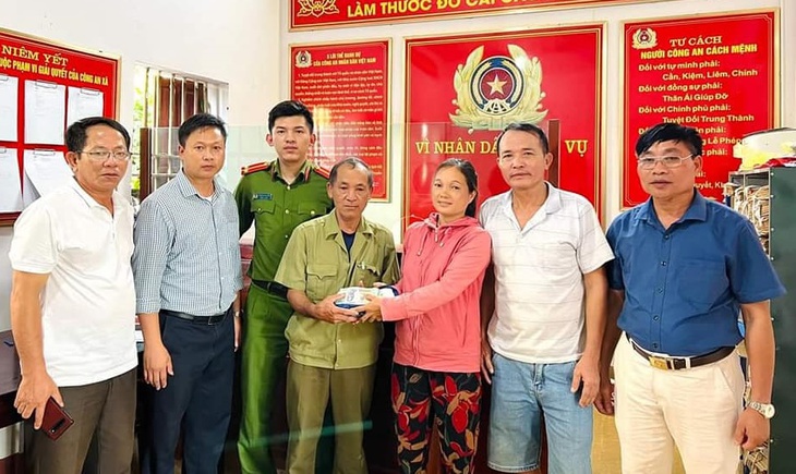 Hai vợ chồng nông dân nhặt được bọc tiền 200 triệu đồng trả lại người đánh rơi - Ảnh 1.