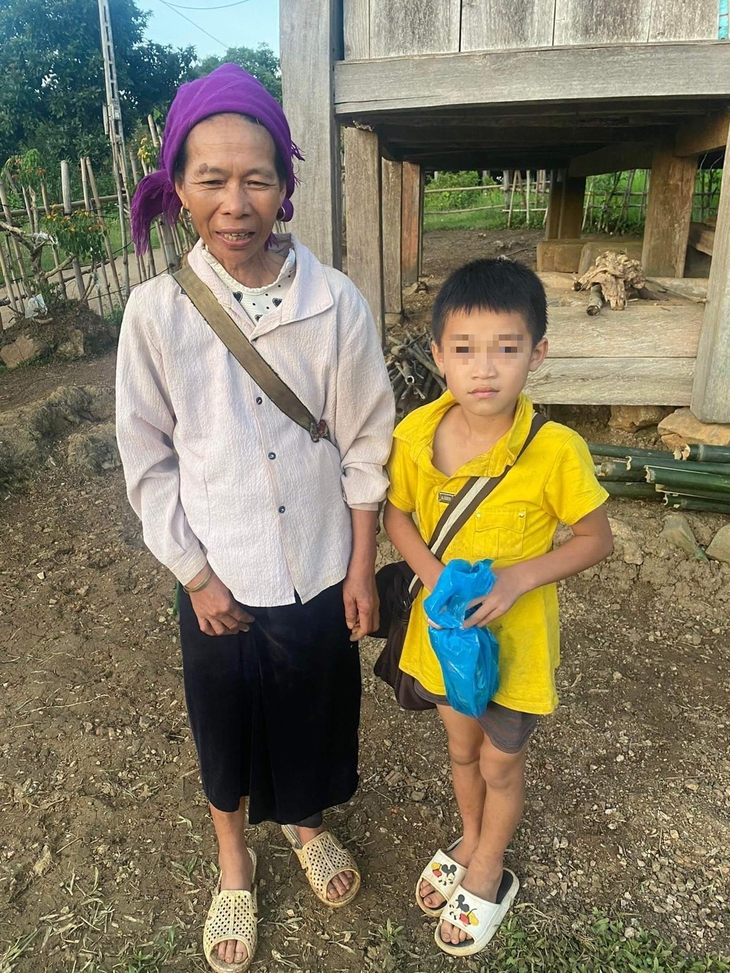 Nhớ mẹ, cháu bé 9 tuổi đi bộ hàng chục km để tìm - Ảnh 2.