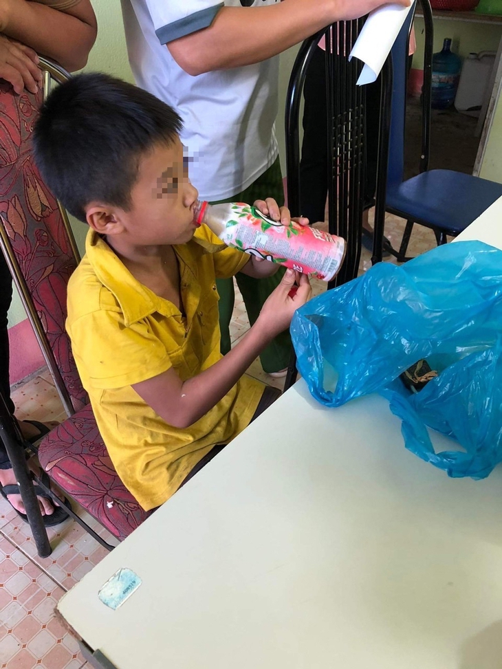Nhớ mẹ, cháu bé 9 tuổi đi bộ hàng chục km để tìm - Ảnh 1.