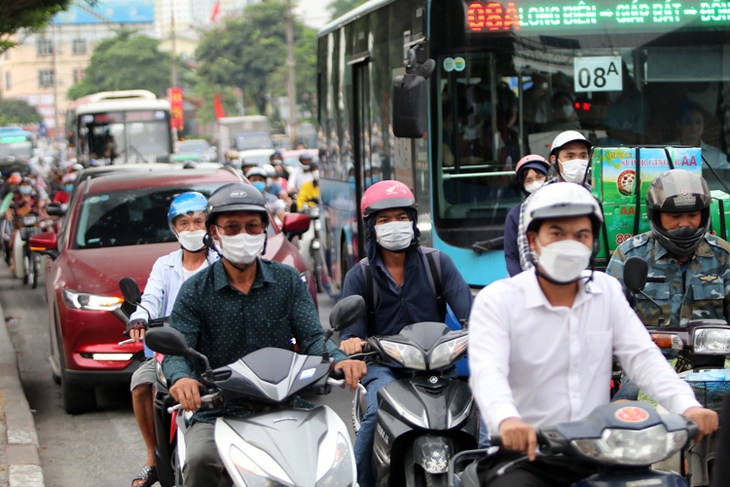 Bến xe, đường phố ùn tắc trước kỳ nghỉ lễ Quốc khánh 2/9 - Ảnh 12.