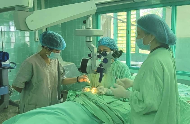 Chơi kéo cắt giấy, bé 8 tuổi bị kéo đâm thủng mắt   - Ảnh 2.