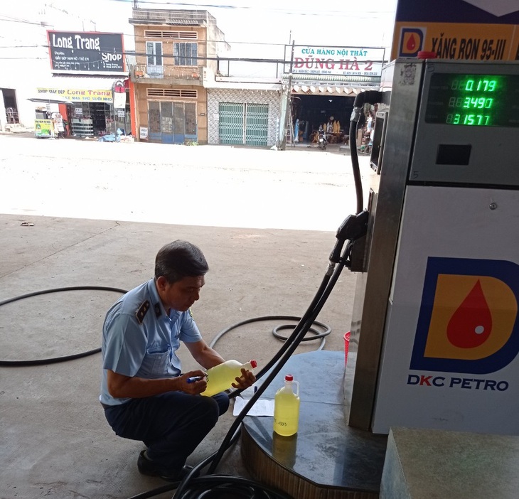 Kiểm tra và lấy mẫu xăng