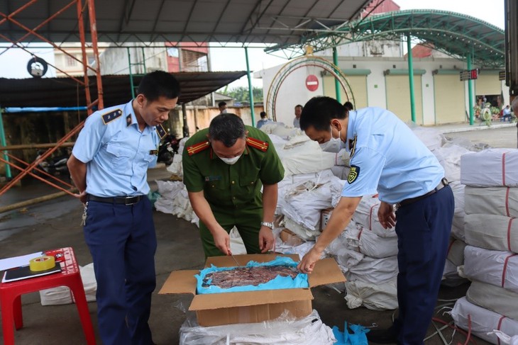 Lực lượng chức năng kiểm tra thực tế hàng hóa vi phạm. Ảnh Minh Phương.