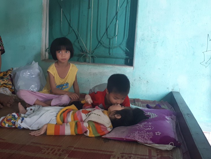 MS 775: Ám ảnh cánh tay với cầu cứu của bé gái 10 tuổi bại não sống lay lắt bên ông bà nghèo khó - Ảnh 1. MS 775: Ám ảnh cánh tay với cầu cứu của bé gái 10 tuổi bại não sống lay lắt bên ông bà nghèo khó - Ảnh 1.