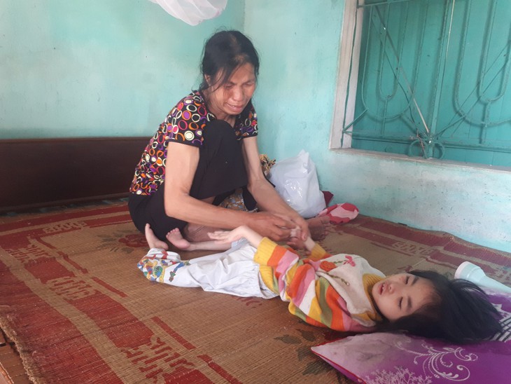 MS 775: Ám ảnh cánh tay với cầu cứu của bé gái 10 tuổi bại não sống lay lắt bên ông bà nghèo khó - Ảnh 3. MS 775: Ám ảnh cánh tay với cầu cứu của bé gái 10 tuổi bại não sống lay lắt bên ông bà nghèo khó - Ảnh 3.