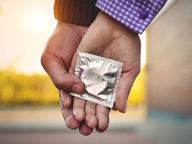 Quan hệ tình dục có gây nguy cơ mắc bệnh đậu mùa khỉ? - Ảnh 4.
