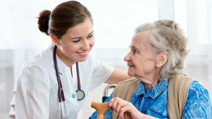 Nên đi khám sức khỏe định kỳ hàng năm. Khi thấy có những dấu hiệu bất thường cần đi khám bệnh ngay để điều trị sớm. Ảnh minh họa