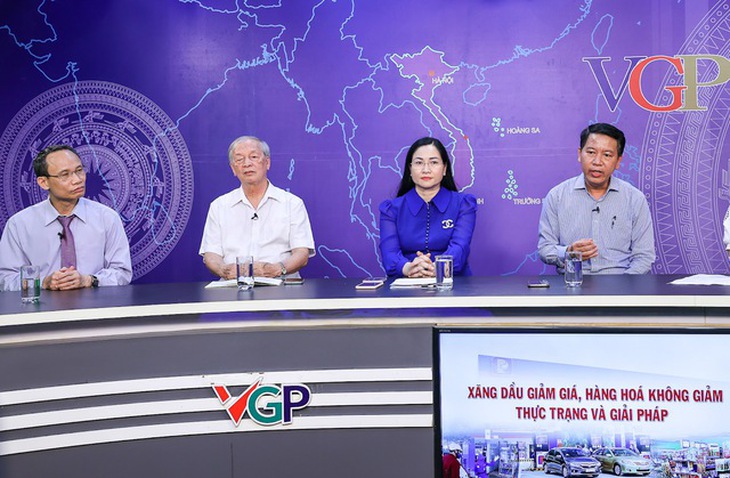 Xăng giảm 4 lần liên tiếp, vì đâu nhiều mặt hàng vẫn "điềm nhiên" giữ giá? - Ảnh 3. Xăng giảm 4 lần liên tiếp, vì đâu nhiều mặt hàng vẫn "điềm nhiên" giữ giá? - Ảnh 3.