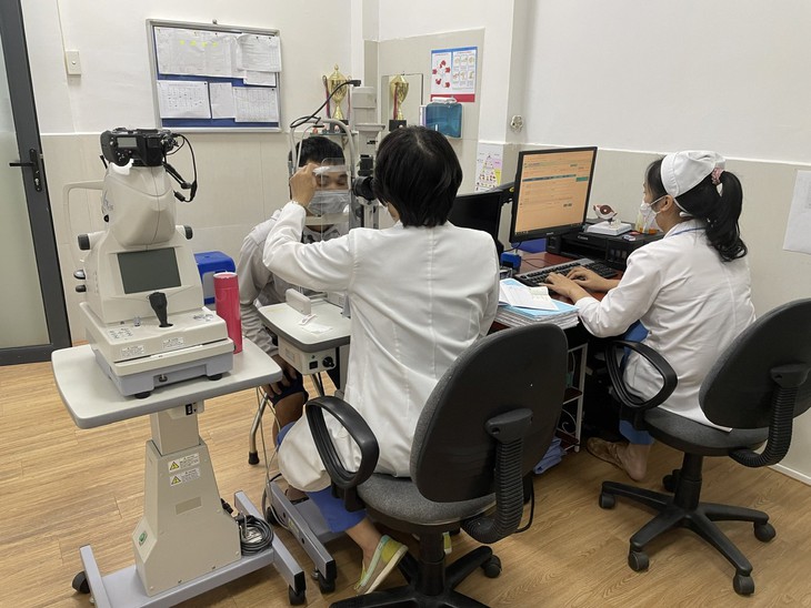 Bụi vào mắt - dị vật giác mạc, chớ coi thường! - Ảnh 1.