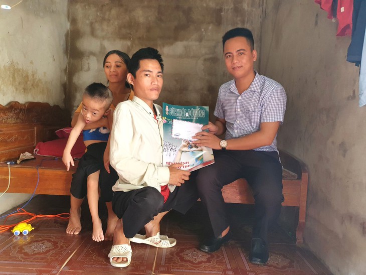 Trao tiền bạn đọc hỗ trợ vợ chồng tật nguyền nuôi hai đứa con bại não - Ảnh 4. Trao tiền bạn đọc hỗ trợ vợ chồng tật nguyền nuôi hai đứa con bại não - Ảnh 4.