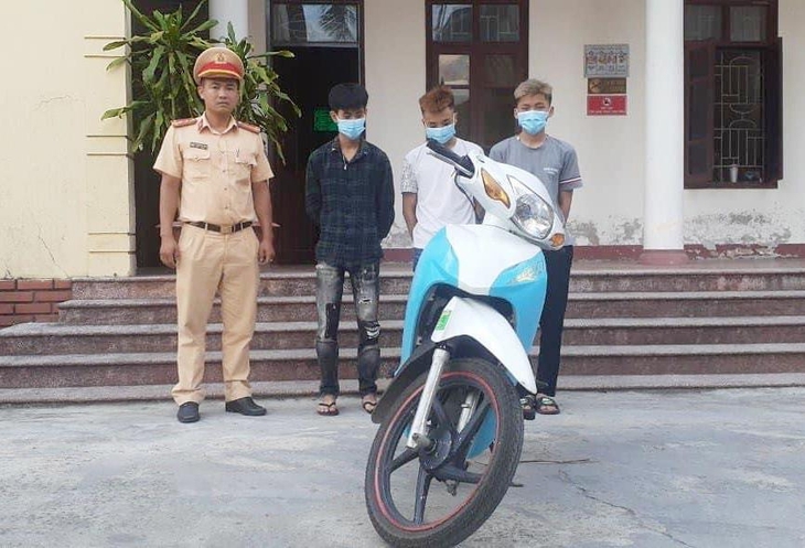 "Bốc đầu" xe máy đăng lên facebook, nam thanh niên bị xử phạt 6,5 triệu đồng - Ảnh 2. "Bốc đầu" xe máy đăng lên facebook, nam thanh niên bị xử phạt 6,5 triệu đồng - Ảnh 2.