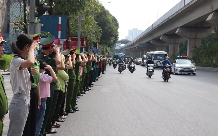 Xúc động người dân, đồng đội xếp hàng dài chào tiễn biệt 3 liệt sĩ phòng cháy chữa cháy