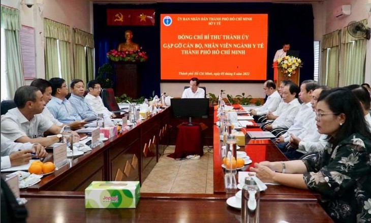 “Phải có chính sách, chế độ đãi ngộ để tăng thu nhập cho nhân viên y tế, không để nhân viên y tế thiệt thòi.” - Ảnh 2.
