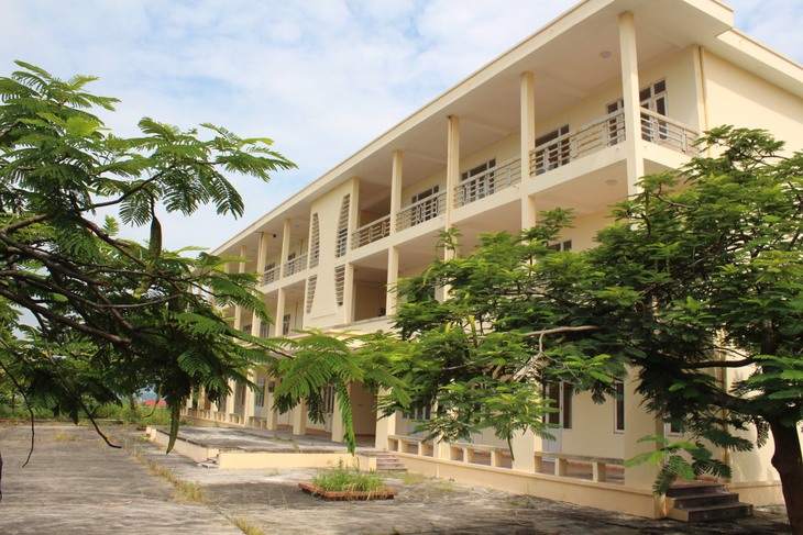 Quảng Ninh: Xót xa ngôi trường chục tỉ đồng bị bỏ hoang giữa trung tâm thành phố Hạ Long - Ảnh 1.