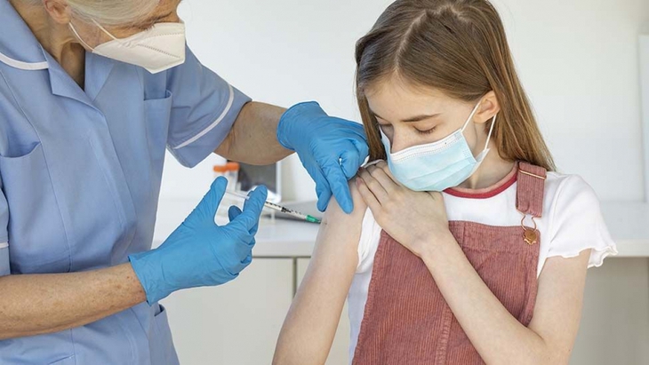 COVID-19 kéo dài có thể gây tăng nguy cơ biến chứng nghiêm trọng ở trẻ em - Ảnh 2.