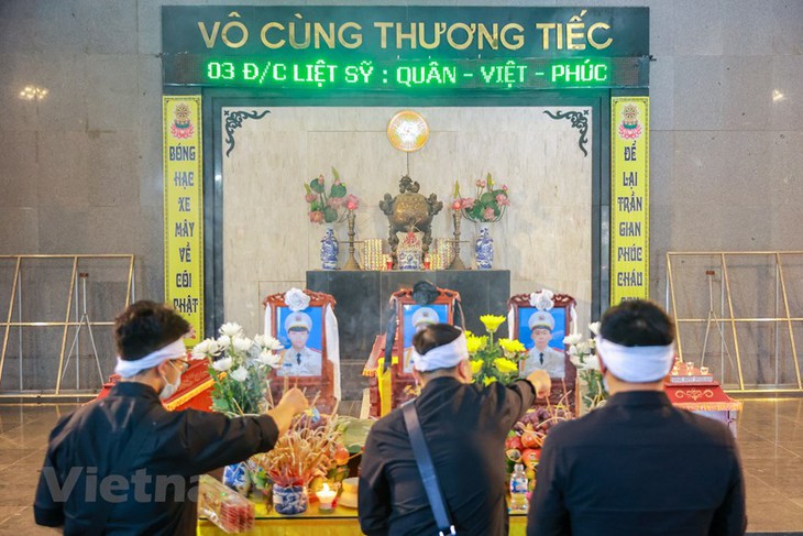 Người thân, đồng đội nghẹn ngào tiễn đưa 3 chiến sĩ phòng cháy chữa cháy - Ảnh 1.