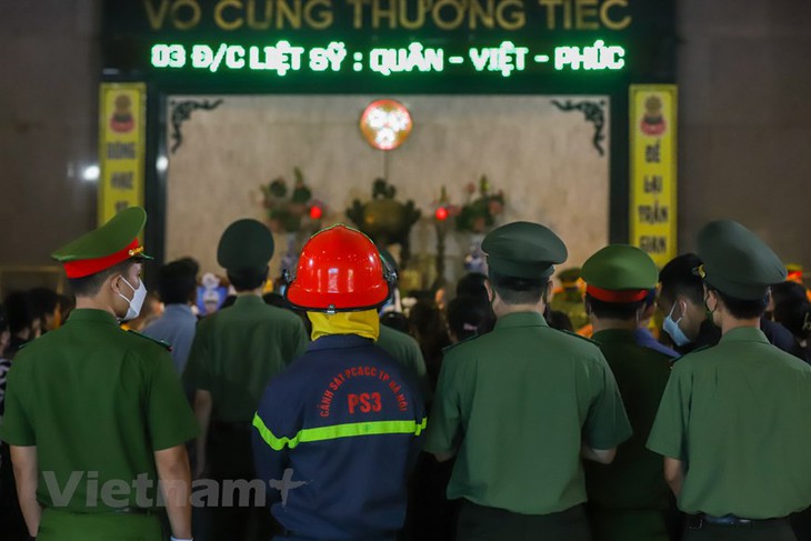 Người thân, đồng đội nghẹn ngào tiễn đưa 3 chiến sĩ phòng cháy chữa cháy - Ảnh 2.