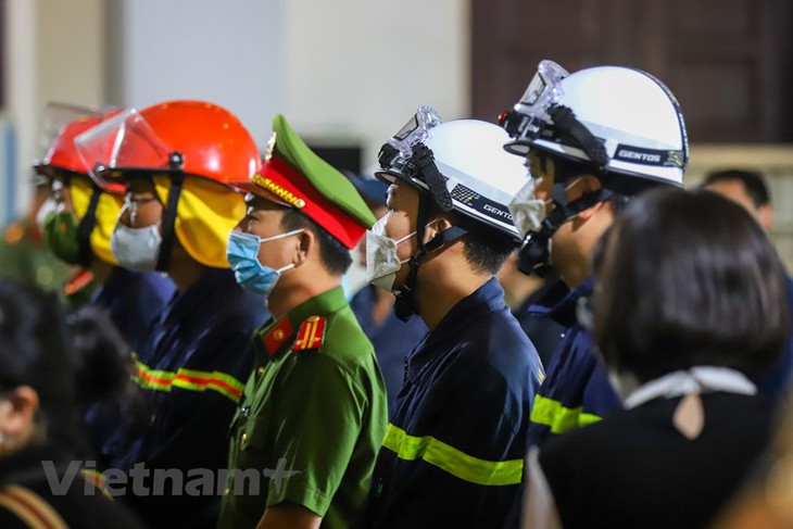 Người thân, đồng đội nghẹn ngào tiễn đưa 3 chiến sĩ phòng cháy chữa cháy - Ảnh 4.