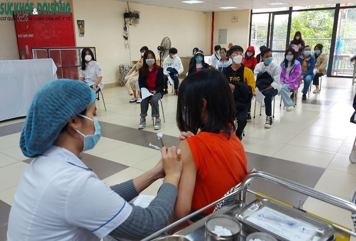 Hà Nội đẩy nhanh tiến độ tiêm chủng vaccine COVID-19 trước nguy cơ các biến chủng mới xuất hiện - Ảnh 2.