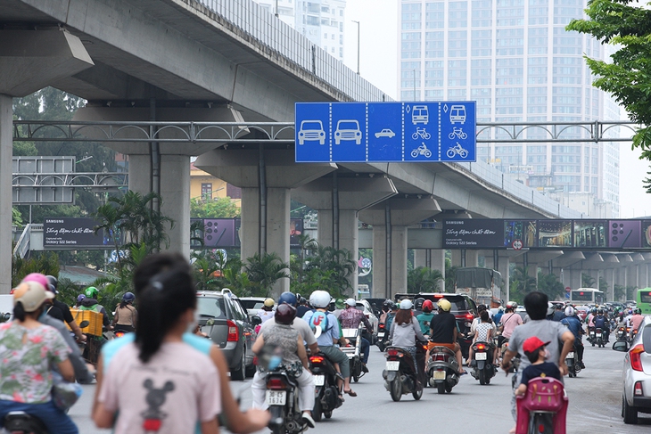 Đường Nguyễn Trãi ra sao trong ngày đầu phân làn tách riêng ô tô, xe máy? - Ảnh 1. Đường Nguyễn Trãi ra sao trong ngày đầu phân làn tách riêng ô tô, xe máy? - Ảnh 1.