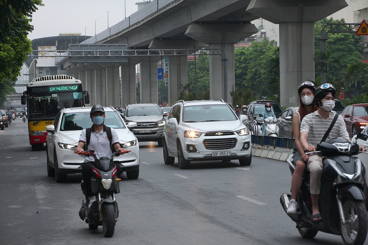 Đường Nguyễn Trãi ra sao trong ngày đầu phân làn tách riêng ô tô, xe máy? - Ảnh 9. Đường Nguyễn Trãi ra sao trong ngày đầu phân làn tách riêng ô tô, xe máy? - Ảnh 9.